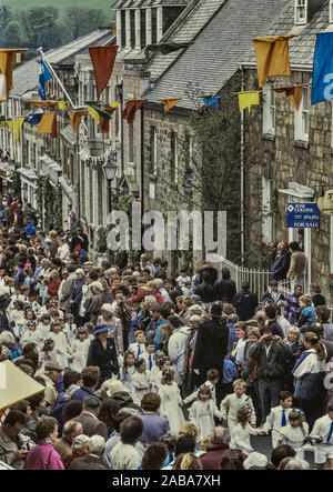 Die Kinder tanzen, Helston floral Dance. Cornwall. England. UK. Ca. 1991 Stockfoto