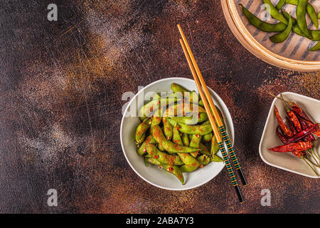 Grüne edamame, japanisch Essen gekocht. Ansicht von oben. Stockfoto