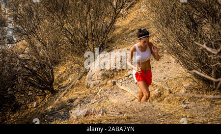 In roten Hosen auf Trail am Berg in Athen Griechenland jugendlich Stockfoto