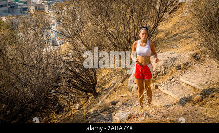 In roten Hosen auf Trail am Berg in Athen Griechenland jugendlich Stockfoto