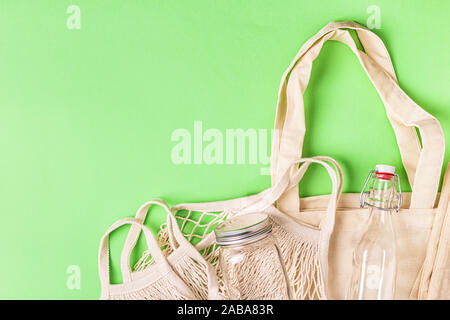 Baumwolle Taschen und Glaswaren für freien Kunststoff einkaufen. Null Abfall Konzept. Stockfoto