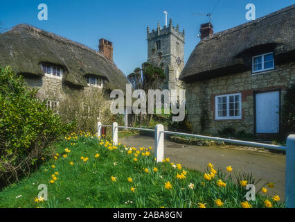 Strohgedeckten Hütten und Kirche bei Godshill. Isle Of Wight. VEREINIGTES KÖNIGREICH. Stockfoto