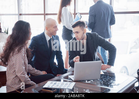 Junges Team von Mitarbeitern bilden große Geschäft Diskussion im modernen Büro. Teamarbeit Personen Konzept Stockfoto