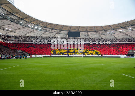 STUTTGART, DEUTSCHLAND - 24 NOVEMBER: Choreographie des VfB-Fans bei der Fußball, 2. Bundesliga 2019/2020 - VfB Stuttgart gegen Karlsruher SC in der Mercedes-Benz Arena am 24 November, 2019 in Stuttgart, Deutschland. Stockfoto