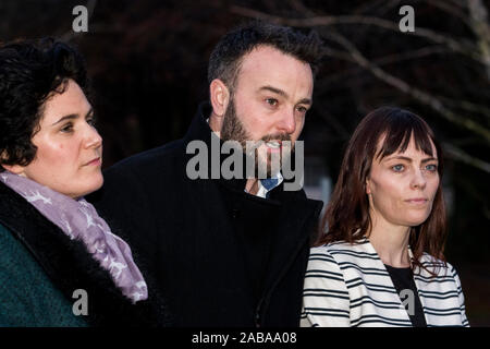 SDLP Führer Colum Eastwood mit Party Kollegen Claire Hanna (links) und Nicola Mallon (rechts) im Gespräch mit den Medien am Carson Statue auf die stormont Estate nach einem Treffen mit dem Nordirland Staatssekretär Julian Smith in Stormont Haus. Stockfoto