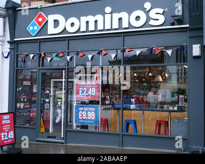 Außenansicht von Domino's Pizza Place in Edgware für Essen und Lieferung von Pizza's und anderen Lebensmitteln. Stockfoto