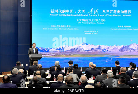 Peking, China. 26 Nov, 2019. Chinesischen Staatsrat und Außenminister Wang Yi spricht bei einer Veranstaltung zur Präsentation von chinesischen Provinzen mit dem Thema "China in der neuen Ära: Schöne Qinghai, aus der Quelle der drei Flüsse der Welt' im Ministerium für Auswärtige Angelegenheiten in Peking, der Hauptstadt von China, November 26, 2019. Credit: Yue Yuewei/Xinhua/Alamy leben Nachrichten Stockfoto