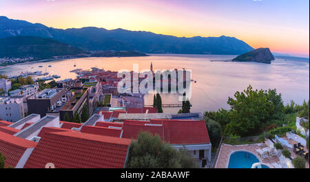 Panoramablick über die Altstadt der Stadt Budva in Montenegro an der Adria bei Sonnenaufgang, Montenegro Stockfoto