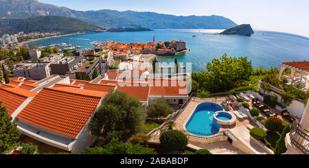 Panoramablick auf das luftbild der Altstadt der montenegrinischen Stadt Budva auf der Adria, Montenegro Stockfoto