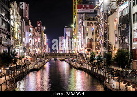 Malerische Dotonbori Kanal in Osaka, Japan, ist einer der wichtigsten touristischen Gebiete der Stadt. Stadtbild bei Nacht mit vielen Plakaten und Anzeigen. Stockfoto
