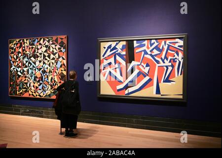 Eine Frau, die in den Ansichten "Halten" und "Moorbad". Junge Bomberg und die Alten Meister Ausstellung. Die National Gallery, der Trafalgar Square, London. Großbritannien Stockfoto