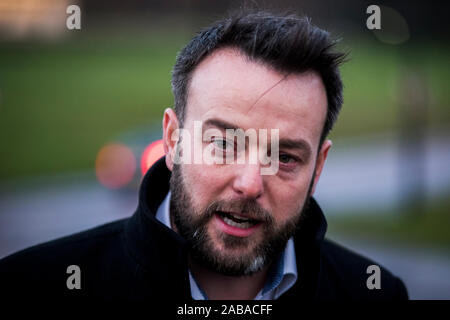 SDLP Führer Colum Eastwood im Gespräch mit den Medien am Carson Statue auf die stormont Estate nach einem Treffen mit dem Nordirland Staatssekretär Julian Smith in Stormont Haus. PA-Foto. Bild Datum: Dienstag, November 26, 2019. Siehe PA Geschichte ULSTER Politik. Photo Credit: Liam McBurney/PA-Kabel Stockfoto