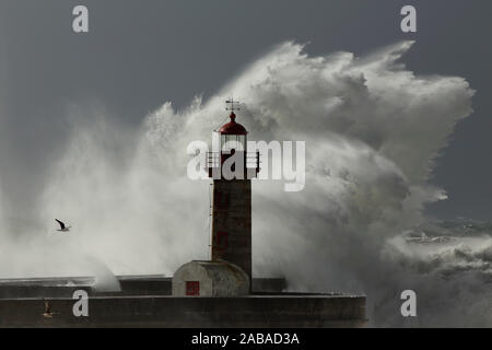 Big brechenden Wellen des Meeres über den Fluss Douro Mund alte Pier und Leuchtturm Stockfoto