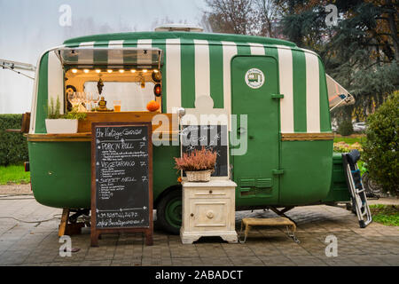 Mailand, Italien - 11. November 2018: Essen Fahrzeug, mobile Drink und Snack van In einem Mailänder Straße Stockfoto