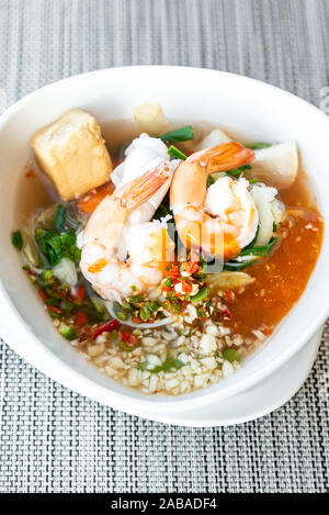 Meeresfrüchte Thai suki Sukiyaki - gerührt Nudeln in pikanter Sojabohnen Paste mit Garnelen und Fisch Stockfoto