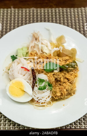 Thailändische Reisnudeln mit Krabben Fleisch, Fisch und Sardellen Curry Sauce Stockfoto