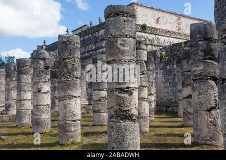 Teilweise mit Blick auf den Tempel der Tausend Säulen in Chichen Itza Aufstellungsort auf der Halbinsel Yucatan in Mexiko Stockfoto