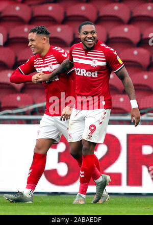 Middlesbrough ist Marcus Tavernier (links) mit Britt Assombalonga während der Sky Bet Meisterschaft Spiel im Riverside Stadium, Middlesbrough. Stockfoto