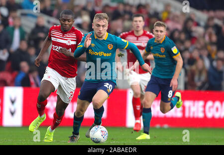 Von Hull City Jarrod Bowen (Mitte) kämpft gegen Middlesbrough von Anfernee Dijksteel (links) Während der Sky Bet Meisterschaft Spiel im Riverside Stadium, Middlesbrough. Stockfoto