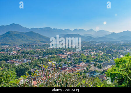 Panoramablick hinunter den Hügel von phou Si Hill-Luang Prabang-Laos hinüber zu den Bergen Stockfoto