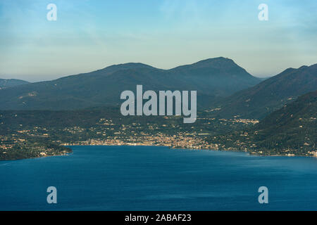 Luftaufnahme der Gardasee, der größte See Italiens glazialen Ursprungs, mit der kleinen Stadt Salo. Provinz Brescia, Lombardei, Italien, Europa Stockfoto