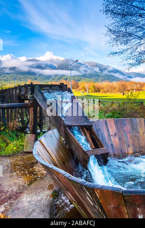 Bulgarische valevitsa. Alte traditionelle natürliche Waschmaschine in Bansko, Bulgarien Stockfoto