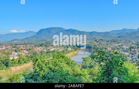 Eine hohe Sicht von phou Si Hill-Luang Prabang-Laos über die Stadt und Brücken Stockfoto