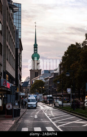 Dortmund City Centre am Morgen mit der reinoldikirche im Hintergrund Stockfoto