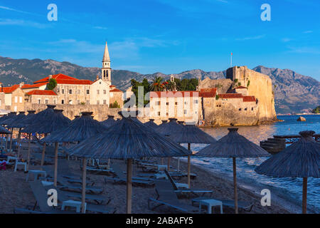 Altstadt und Strand in der montenegrinischen Stadt Budva auf der Adria, Montenegro Stockfoto