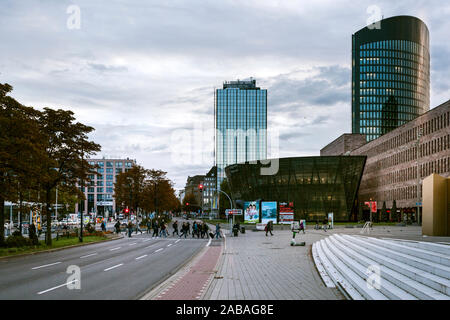 Downtown Skyline auf dem Vorplatz des Dortmunder Hauptbahnhof mit RWE-Turm, Stadt- und Landesbibliothek am Morgen Stockfoto