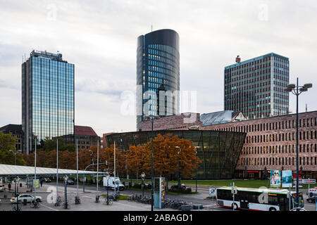 Downtown Skyline auf dem Vorplatz des Dortmunder Hauptbahnhof mit RWE-Turm, Stadt- und Landesbibliothek am Morgen Stockfoto