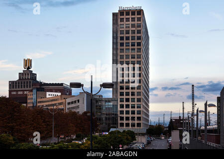 Ansicht des Harenberg-Center und das Dortmunder U vom Vorplatz des Hauptbahnhof am Morgen Stockfoto