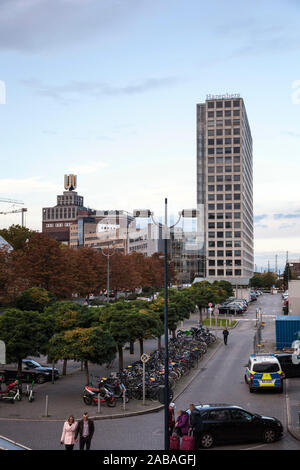 Ansicht des Harenberg-Center und das Dortmunder U vom Vorplatz des Hauptbahnhof am Morgen Stockfoto