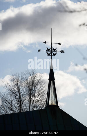 Silhouette einer Wetter (Wind) Flügelzellen- und Emblem des University College, Universität Oxford, England, auf ein Gebäude auf der Hauptplatine Lane. Stockfoto