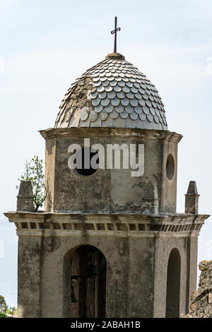 Vernazza Dorf. Alte Glockenturm der Kirche St. Franziskus. Cinque Terre, Ligurien, La Spezia, Italien, Europa. Weltkulturerbe der UNESCO Stockfoto