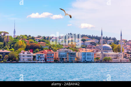 Beylerbeyi Moschee auf der asiatischen Seite des Bosporus, Istanbul Stockfoto