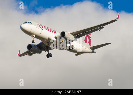 ST. PETERSBURG, Russland - 25. OKTOBER 2018: Flugzeug Airbus A320-232 A7-Ahq) Qatar Airways Fluggesellschaft auf eine Glide path gegen einen bewölkten Himmel. Stockfoto