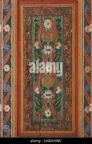 Schöne Fenster in Zouak Technik gemalt, mit traditionellen marokkanischen islamische Elemente, geometrischen und floralen Motiven in Popping helle Farbe Stockfoto