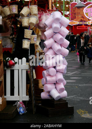 Plastikeimer von Zuckerwatte und Popcorn für Verkauf auf einem hohen Stand Stockfoto