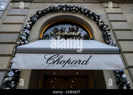 Das Logo von Chopard, zuiza Unternehmen Hersteller von Uhren, Schmuck und Luxus-accessoires am Passeig de Gràcia Store gesehen. ein Boulevard von knapp über einem Kilometer, der Passeig de Gràcia Store zusammen bringt die wichtigsten kommerziellen Marken in der Welt der Mode und des Luxus Accessoires. Schwarzer Freitag kommerzielle Kampagne bestimmt den Beginn der bedeutendsten Angebotszeitraum auf die Weihnachtszeit orientiert. Stockfoto