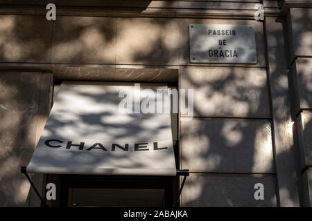 Das Logo von CHANEL, ein französisches Unternehmen, spezialisiert auf die Entwicklung und Herstellung von Luxus und haute couture, am Passeig de Gràcia Store gesehen. ein Boulevard von knapp über einem Kilometer, der Passeig de Gràcia Store zusammen bringt die wichtigsten kommerziellen Marken in der Welt der Mode und des Luxus Accessoires. Schwarzer Freitag kommerzielle Kampagne bestimmt den Beginn der bedeutendsten Angebotszeitraum auf die Weihnachtszeit orientiert. Stockfoto