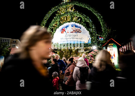 Leipzig, Deutschland. 26 Nov, 2019. Besucher kommen zu der Eröffnung der Leipziger Weihnachtsmarkt 2019. Credit: Alexander Prautzsch/dpa/Alamy leben Nachrichten Stockfoto