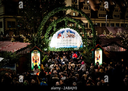 Leipzig, Deutschland. 26 Nov, 2019. Besucher kommen zu der Eröffnung der Leipziger Weihnachtsmarkt 2019. Credit: Alexander Prautzsch/dpa/Alamy leben Nachrichten Stockfoto