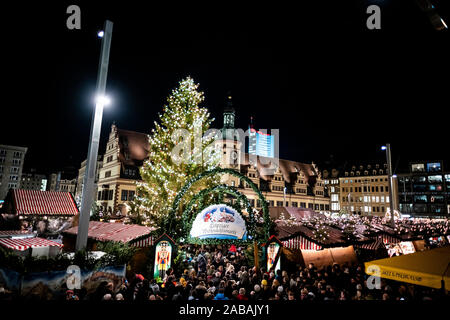 Leipzig, Deutschland. 26 Nov, 2019. Besucher kommen zu der Eröffnung der Leipziger Weihnachtsmarkt 2019. Credit: Alexander Prautzsch/dpa/Alamy leben Nachrichten Stockfoto