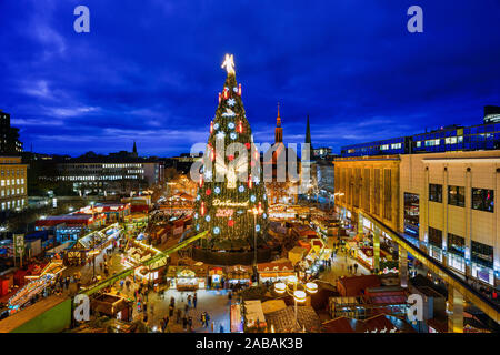 Dortmund, 26.11.2019 - Die angeblich höchste Weihnachtsbaum der Welt auf dem Dortmunder Weihnachtsmarkt. Auf einem Stahlrahmen sind 1700 Fichten, mit 48.000 LED-Leuchten und ein Engel auf der Spitze beleuchtet. - - - Dortmund, 26.11.2019 - Der angeblich höchste Weihnachtsbaum der Welt auf dem Dortmunder Weihnachtsmarkt. In einem Stahlgerüst stecken 1700 Fichten, beleuchtet mit 48.000 LED-Lichtern und einem Engel auf der Spitze. Stockfoto