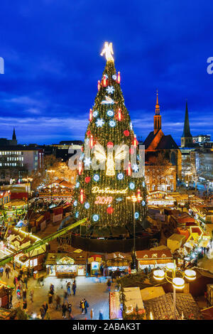 Dortmund, 26.11.2019 - Die angeblich höchste Weihnachtsbaum der Welt auf dem Dortmunder Weihnachtsmarkt. Auf einem Stahlrahmen sind 1700 Fichten, mit 48.000 LED-Leuchten und ein Engel auf der Spitze beleuchtet. - - - Dortmund, 26.11.2019 - Der angeblich höchste Weihnachtsbaum der Welt auf dem Dortmunder Weihnachtsmarkt. In einem Stahlgerüst stecken 1700 Fichten, beleuchtet mit 48.000 LED-Lichtern und einem Engel auf der Spitze. Stockfoto