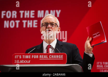 Führer der Labour Party, Jeremy Corbyn Holding eine Kopie der Rasse der Labour Party und der Glaube Manifest an der Bernie Grant Arts Center, Tottenham. Stockfoto