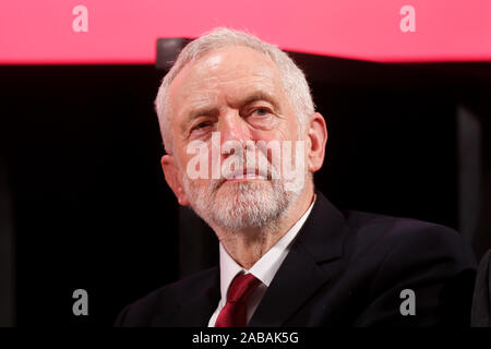 Führer der Labour Party, Jeremy Corbyn hören Schatten Frauen & Gleichstellung Sekretär, Rede von Dawn Butler beim Start des Rennens der Labour Party und der Glaube Manifest an der Bernie Grant Arts Center, Tottenham. Die Briten gehen zu den Abstimmungen am 12. Dezember in einer allgemeinen Wahl. Stockfoto