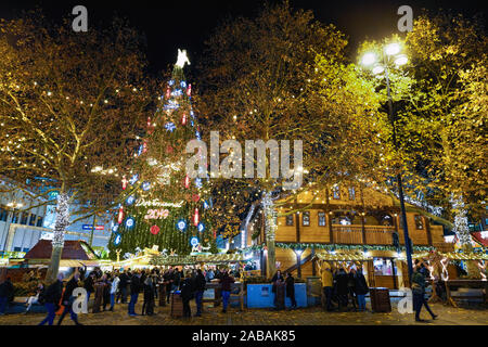 Dortmund, 26.11.2019 - Die angeblich höchste Weihnachtsbaum der Welt auf dem Dortmunder Weihnachtsmarkt. Auf einem Stahlrahmen sind 1700 Fichten, mit 48.000 LED-Leuchten und ein Engel auf der Spitze beleuchtet. - - - Dortmund, 26.11.2019 - Der angeblich höchste Weihnachtsbaum der Welt auf dem Dortmunder Weihnachtsmarkt. In einem Stahlgerüst stecken 1700 Fichten, beleuchtet mit 48.000 LED-Lichtern und einem Engel auf der Spitze. Stockfoto