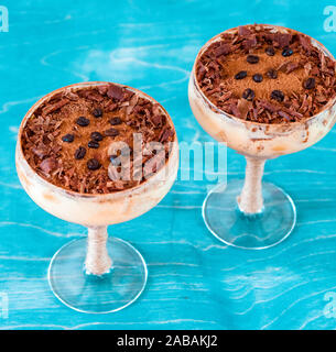 Italienische Dessert Tiramisu in einem eleganten Cocktail Glas, das Konzept der süße Leben, Luxus Stockfoto
